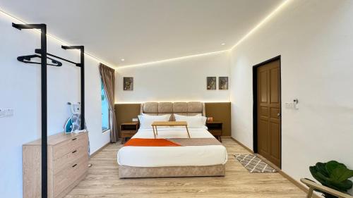 Un pat sau paturi într-o cameră la Sceniic Muji-Haus 3-5 mins to KSL Mid Valley