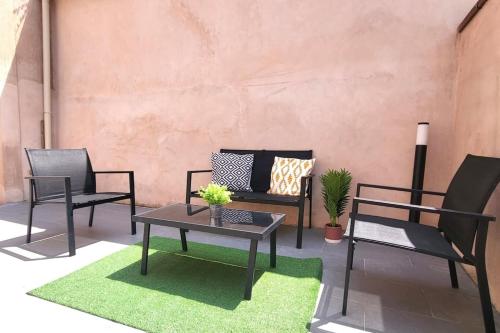 un patio avec deux chaises, une table et un canapé dans l'établissement Providence Terrasse privée - Proche Gare Sncf, à Toulouse