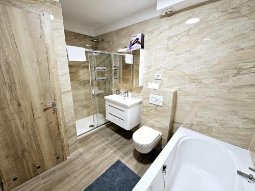 a bathroom with a toilet and a shower and a sink at Villa Green s bazenom in Medulin