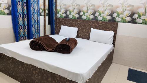 アジメールにあるHotel Raj Darbar Dargaha Bazar Ajmerのベッド(タオル付)