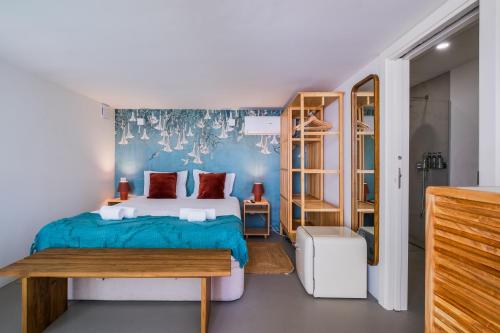 een slaapkamer met een bed en een houten tafel bij Chalet Lídia Lodges in Estoril