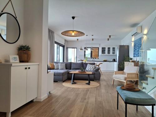 una sala de estar con un sofá y una mesa en Awesome sea view, vacation home Jerula 2, en Milna