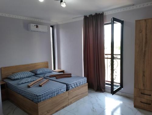 En eller flere senge i et værelse på Hotel Nia