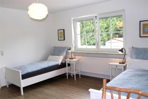 a bedroom with two beds and a window at Schöne Ferienwohnung vor den Toren Pullman Citys drei in Aicha vorm Wald