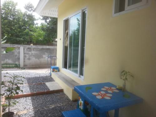 Κήπος έξω από το Khanom Garden Suite