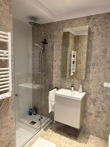 een badkamer met douche, wastafel en toilet bij Sunny Jantar in Jantar