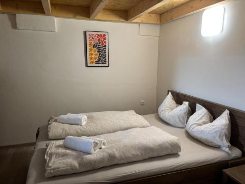 シュムペルクにあるApartmán u bazénuのベッド1台(枕3つ付)