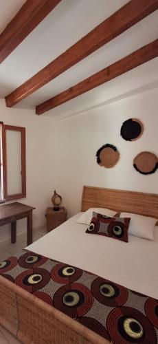 - une chambre avec un grand lit et une couverture dans l'établissement Maison Authentique Corse Vue Mer Panoramique et Nature Sauvage, à Zonza