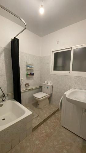 a bathroom with a sink and a toilet and a tub at La perle de Benicarló 1 in Benicarló