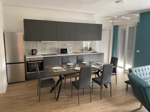 a kitchen and dining room with a table and chairs at Grande Appartamento familiare - 3 camere 3 bagni - P1 in Cantù