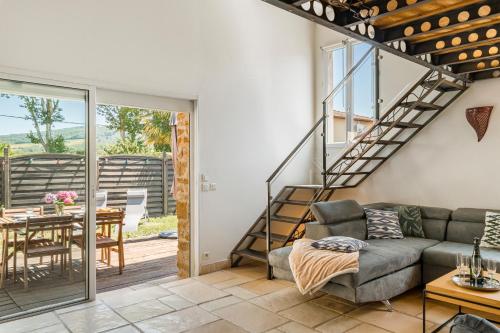 un salon avec un canapé et un escalier dans l'établissement Gite du Beaujolais Lyonnais, à Lissieu