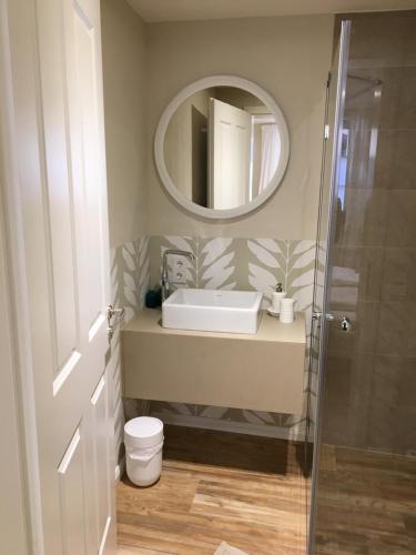a bathroom with a sink and a mirror at Landers Ferienwohnung in Sankt Martin