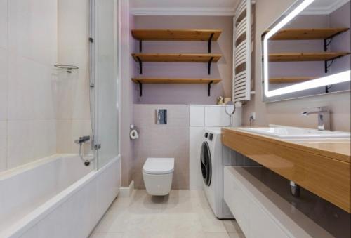 Ένα μπάνιο στο Luxury Apartment By The Beach
