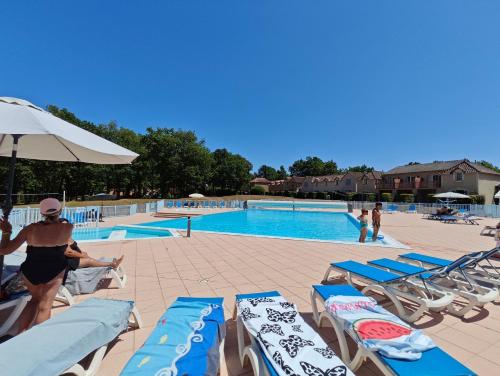 Bazén v ubytování Charmante Maison Duplex en résidence avec piscine à Monflanquin nebo v jeho okolí