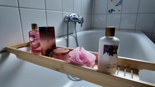 una vasca da bagno con un vassoio di cosmetici in un bagno di Stylisches City Apartment im Pott Modern und Gemütlich a Gelsenkirchen