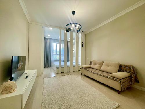 Televisyen dan/atau pusat hiburan di Cozy Apartment, Central - Gorky Park View and Balcony