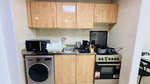 Η κουζίνα ή μικρή κουζίνα στο N08 Luxury Furnished Apartment with balcony Near bus stop Persia cluster