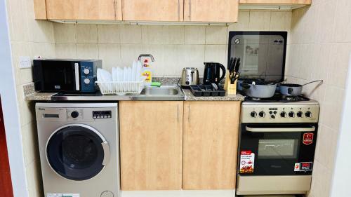 Η κουζίνα ή μικρή κουζίνα στο N08 Luxury Furnished Apartment with balcony Near bus stop Persia cluster