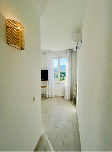 a hallway with a view of a room with a window at Casa Sbollazza con parcheggio e vicino al parco in Sestri Levante