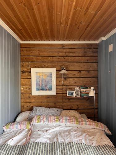 Ένα ή περισσότερα κρεβάτια σε δωμάτιο στο Charming cabin in Henningsvær