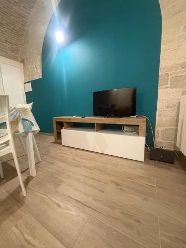 a living room with a flat screen tv on a table at Fleur d'olive in Ruvo di Puglia