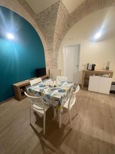 a dining room with a table and chairs in a room at Fleur d'olive in Ruvo di Puglia