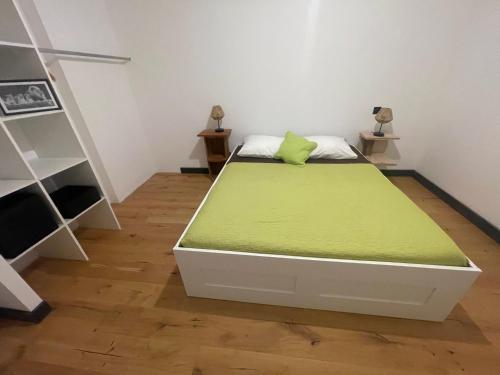 - une chambre avec un lit doté d'un matelas vert dans l'établissement Villa-de Luxe-Salle de bain-Vue sur la campagne à 5 minutes de la mer Qui est composé de 5 chambres, à Venzolasca