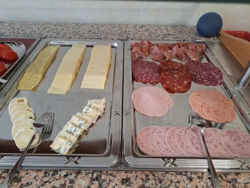een schaal met vleeswaren en kazen op een toonbank bij Ferienwohnung Hubi in Bad Peterstal