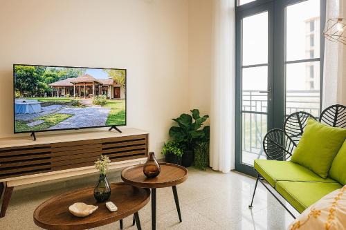 Una sala de estar con televisión y un sofá. en Lemonade Condo Amplio & Familiar En Casco, en Panamá