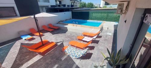 an overhead view of a pool with chairs and an umbrella at Navis Mamaia Nord in Mamaia Sat/Năvodari