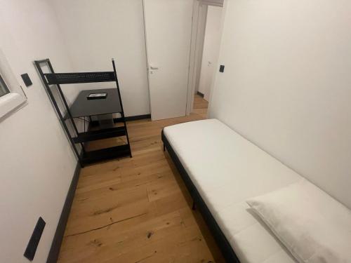 a small room with a bed and a chair at Villa-de Luxe-Salle de bain-Vue sur la campagne à 5 minutes de la mer Qui est composé de 5 chambres in Venzolasca