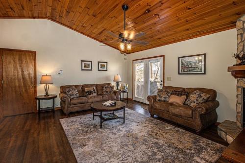 Ruang duduk di Big Oaks Pointe