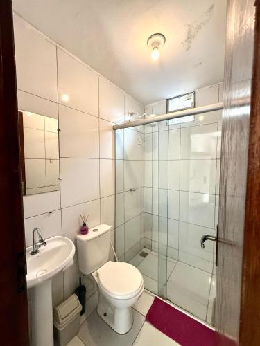 a bathroom with a toilet and a sink and a shower at Cores da pipa flats in Pipa