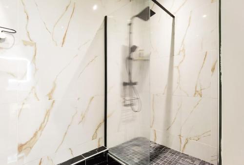 Le Marais Sunshine Apt 5 bdrs 3 mins to metro N3-10