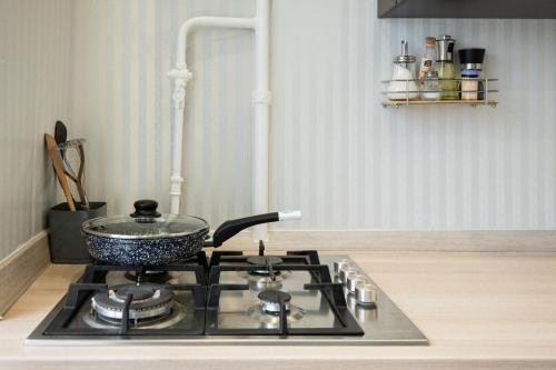 a frying pan on a stove top in a kitchen at Baltic Breeze apartment in Liepāja