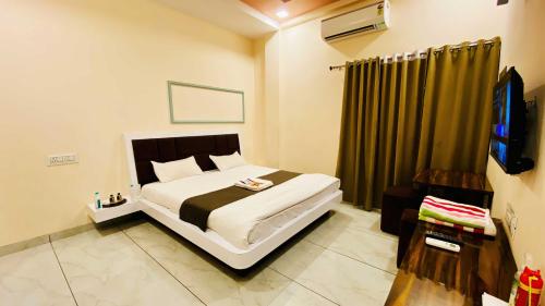Postel nebo postele na pokoji v ubytování Hotel Kush palace