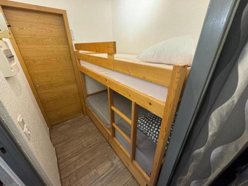 Cette petite chambre comprend des lits superposés dans une caravane. dans l'établissement Charmant studio aux Ménuires, proche des pistes, équipé pour 3 personnes avec balcon nord-ouest - FR-1-452-173, aux Menuires