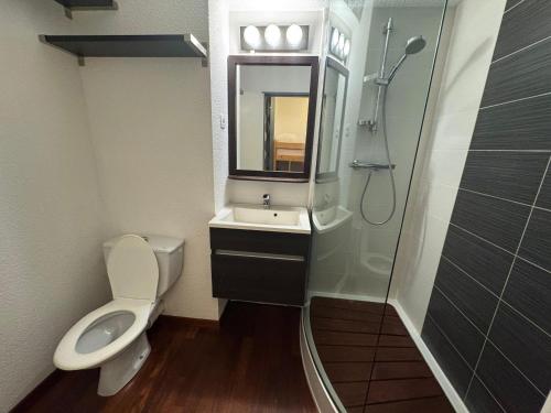 une salle de bain avec toilettes, lavabo et douche dans l'établissement Charmant studio aux Ménuires, proche des pistes, équipé pour 3 personnes avec balcon nord-ouest - FR-1-452-173, aux Menuires