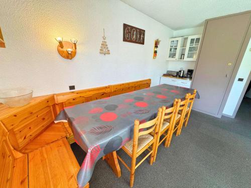 une salle à manger avec une table et des chaises dans une cuisine dans l'établissement Duplex cosy pour 10 personnes à Reberty 1850, au pied des pistes, avec balcon et parking couvert - FR-1-452-239, aux Menuires