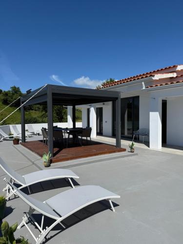 Gallery image of Villa Estrelitzia sea view 1 à 6 p in Lomba