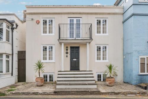 Facaden eller indgangen til Costal Retreat with Garden & BBQ