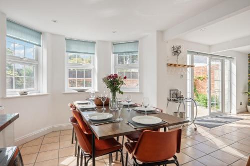 a kitchen and dining room with a table and chairs at Costal Retreat with Garden & BBQ in Lymington