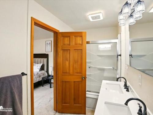 Un baño de The Anchorage Abode, Freshly Renovated in 2024