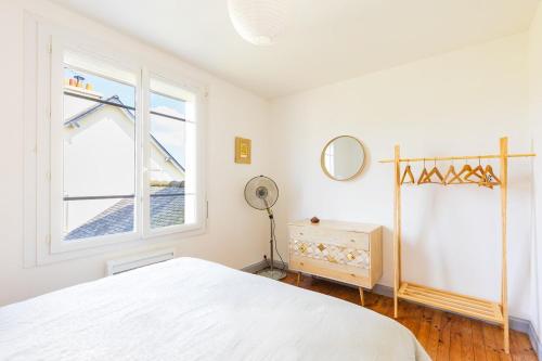 Ένα ή περισσότερα κρεβάτια σε δωμάτιο στο Charming family home in Plouha