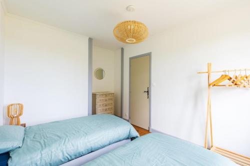 Ένα ή περισσότερα κρεβάτια σε δωμάτιο στο Charming family home in Plouha