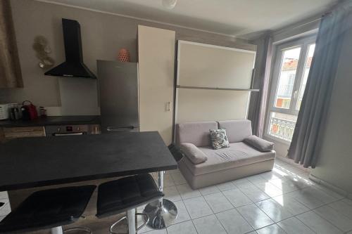 - une cuisine avec un canapé et une chaise dans la chambre dans l'établissement Apartment 2 rooms with Wifi in the heart of Nice, à Nice