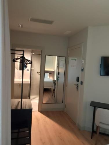 Postel nebo postele na pokoji v ubytování U-Hotel Aduana Ribadeo