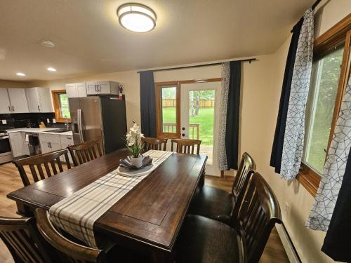 Una cocina o zona de cocina en The Anchorage Abode, Freshly Renovated in 2024