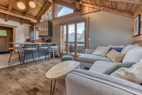 un salon avec un canapé et une table dans l'établissement AO HOUSE - PRAKKA High Camp, aux Houches