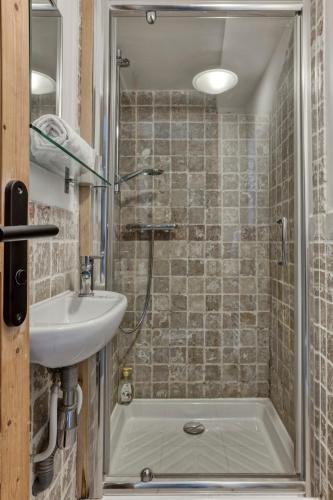 une salle de bain avec douche et lavabo dans l'établissement AO HOUSE - PRAKKA High Camp, aux Houches